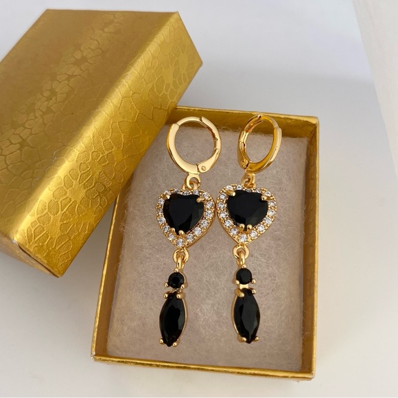 Black CZ Heart Earrings 18k Gold Filled /Aretes Corazón Oscuros Oro Laminado 18k - Picture 4 of 6